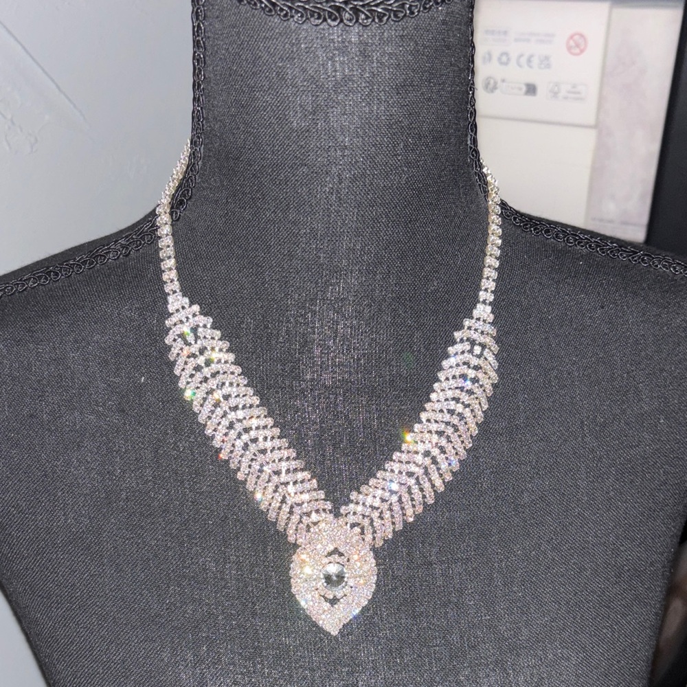 Elegant Silver Necklace with Crystal Accents